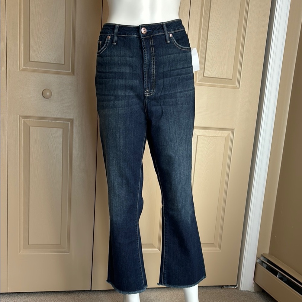 NWT SEVEN7 frayed bottom capri jeans